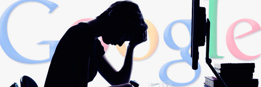 Usuária do Google Insatisfeito - Mulher com a mão na cabeça mexendo no computador e fundo com o logo do Google